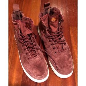 Men Nike Air tennis shoes, Sz 11.5. It has lace closure and zipper in the back